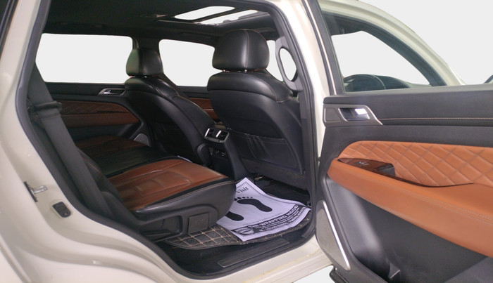 2019 Mahindra ALTURAS G4 4WD AT, Diesel, Automatic, 1,64,026 km, interior