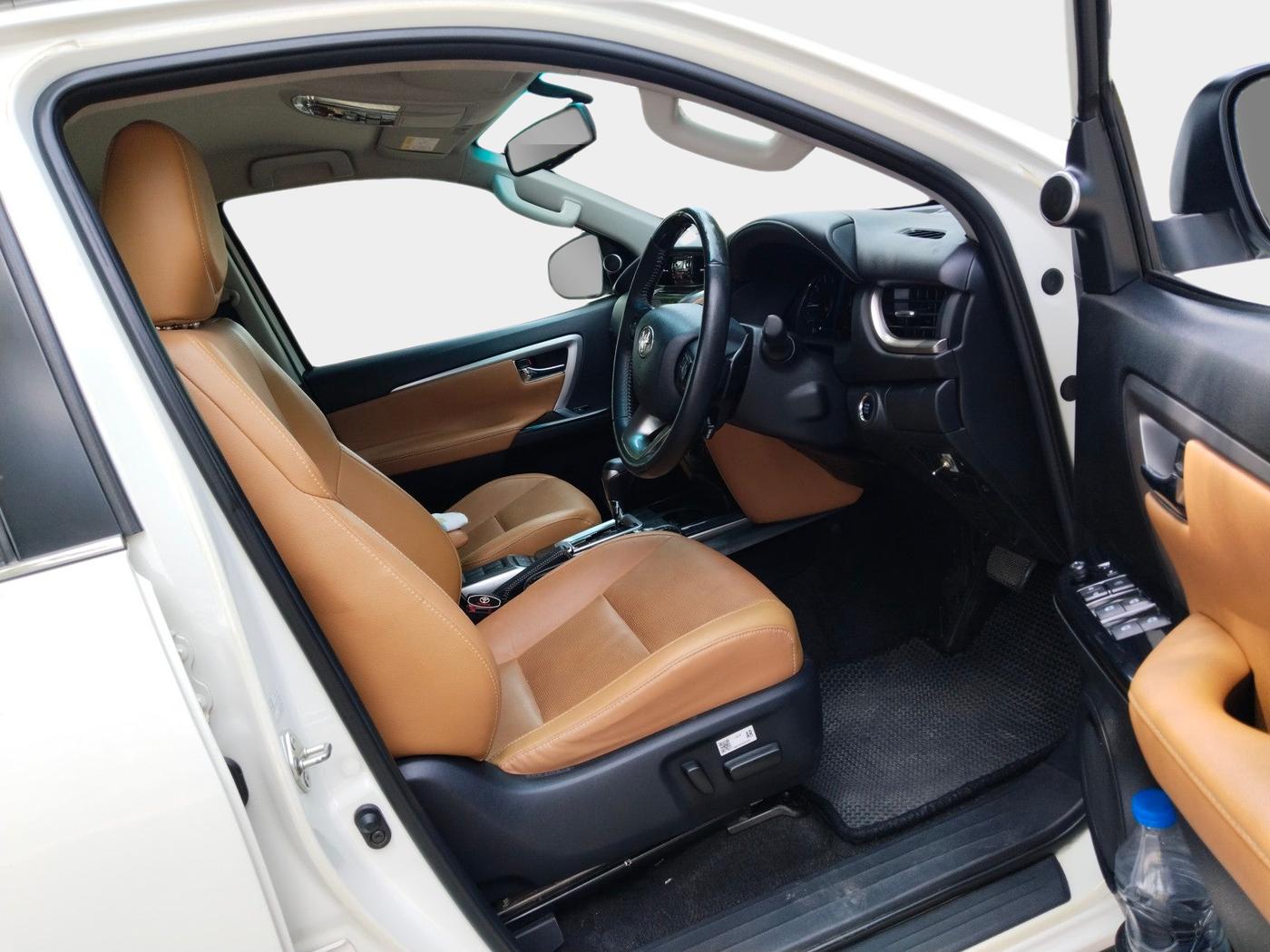 2023 Toyota Fortuner 4X2 AT 2.8 DIESEL, Diesel, Automatic, 38,121 km, interior