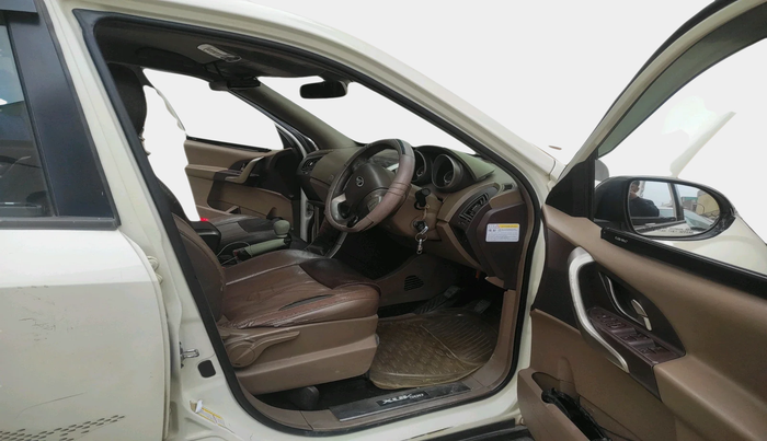 2013 Mahindra XUV500 W8, Diesel, Manual, 1,43,675 km, interior