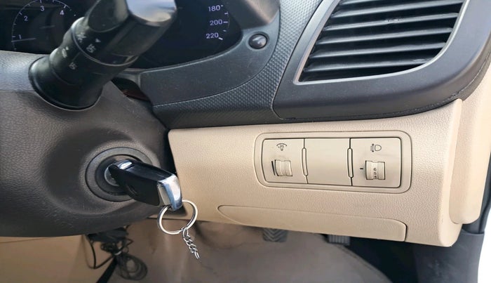 2013 Hyundai Verna FLUIDIC 1.6 CRDI SX, Diesel, Manual, 1,28,893 km, interior