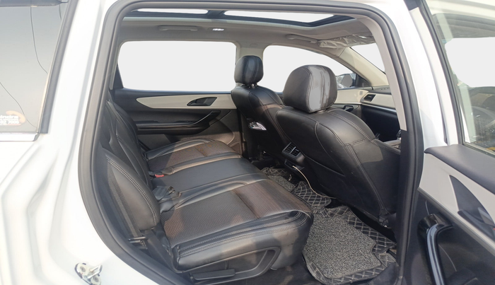 2024 Mahindra XUV700 AX 5 D AT 7 STR, Diesel, Automatic, 41,732 km, interior