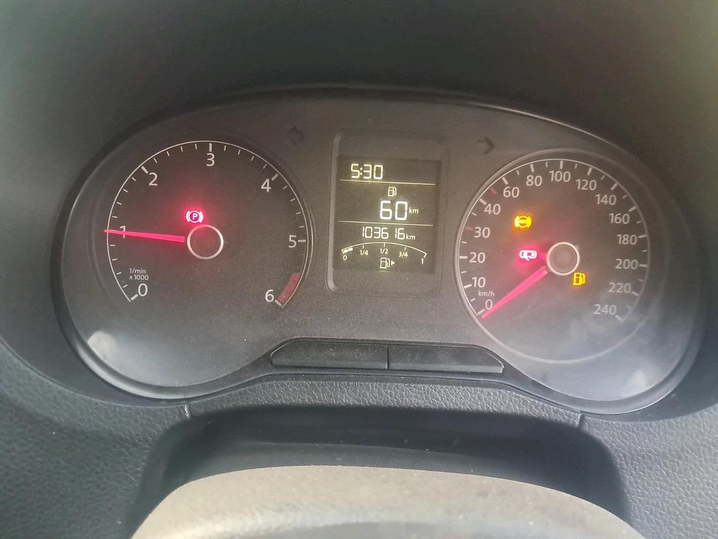 2015 Volkswagen Polo HIGHLINE1.5L, Diesel, Manual, 1,03,616 km, interior