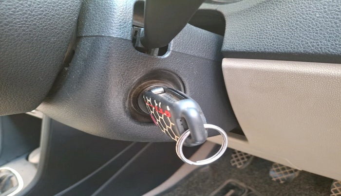 2013 Volkswagen Polo HIGHLINE1.2L, Petrol, Manual, 1,37,943 km, interior