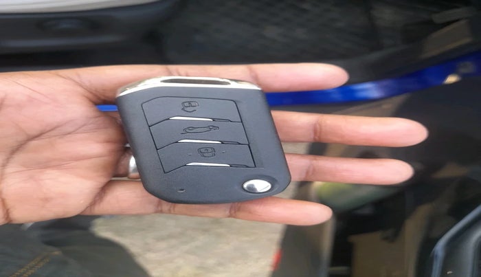 2021 Mahindra XUV700 AX 7 LUXURY D AT 7 STR, Diesel, Automatic, 52,773 km, interior