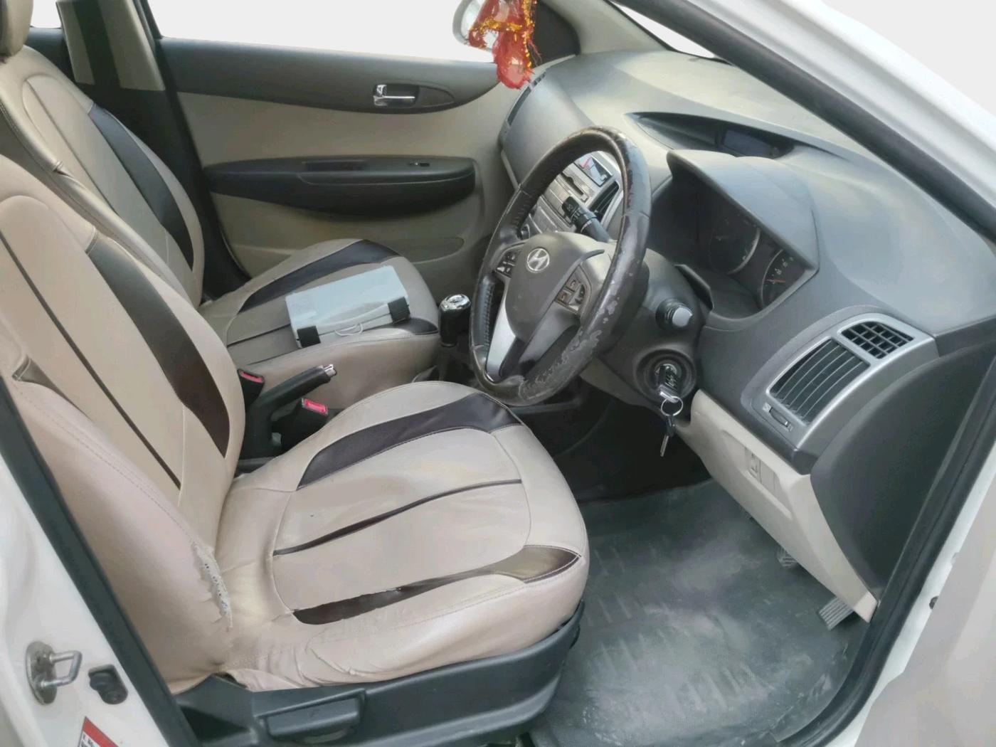 2013 Hyundai i20 SPORTZ 1.4 CRDI, Diesel, Manual, 1,55,384 km, interior