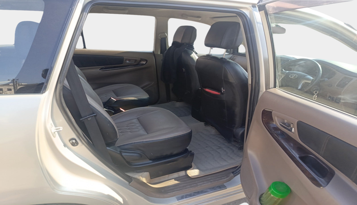 2015 Toyota Innova 2.5 VX 7 STR, Diesel, Manual, 1,81,882 km, interior