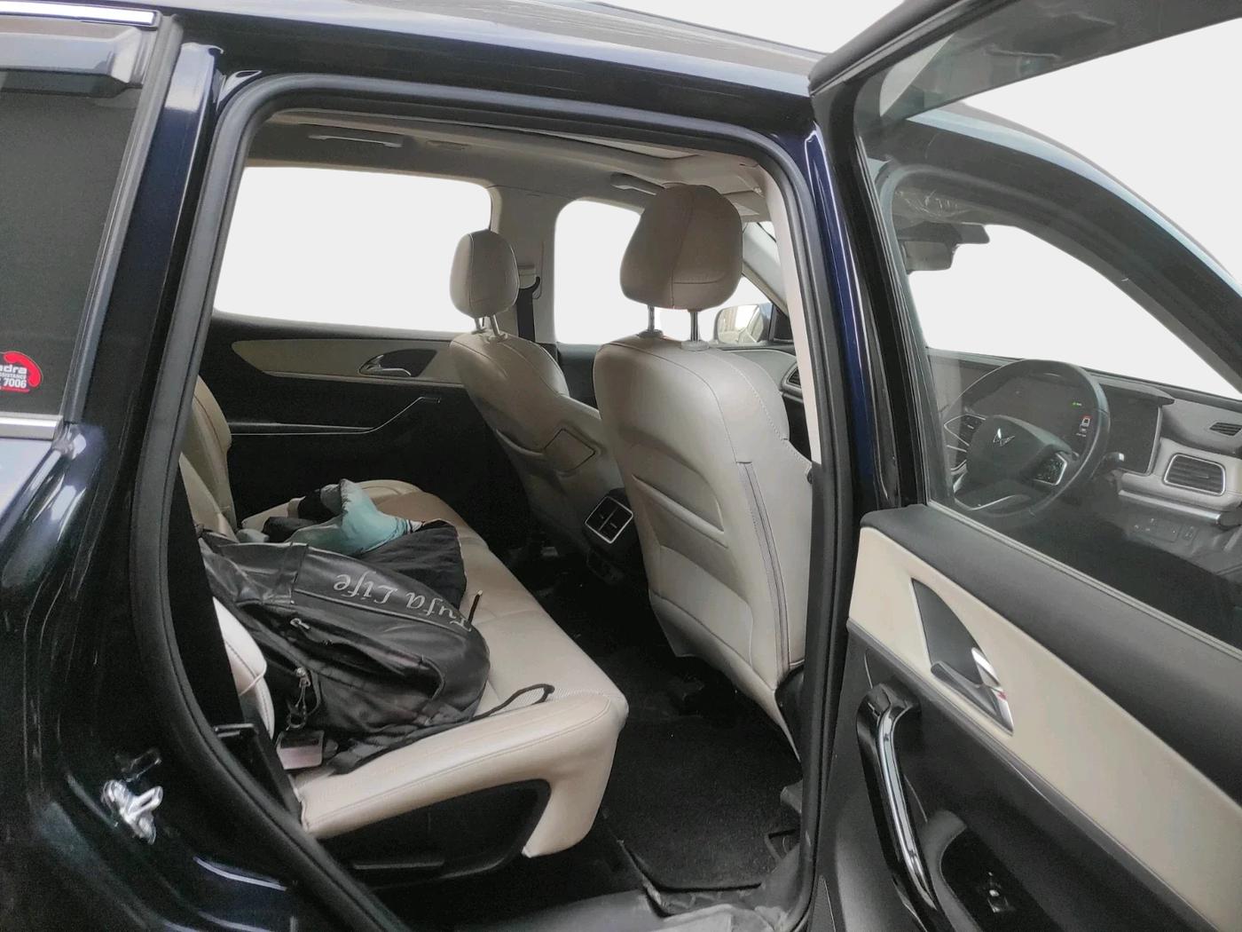 2023 Mahindra XUV700 AX 7 LUXURY P AT 7 STR, Petrol, Automatic, 22,649 km, interior
