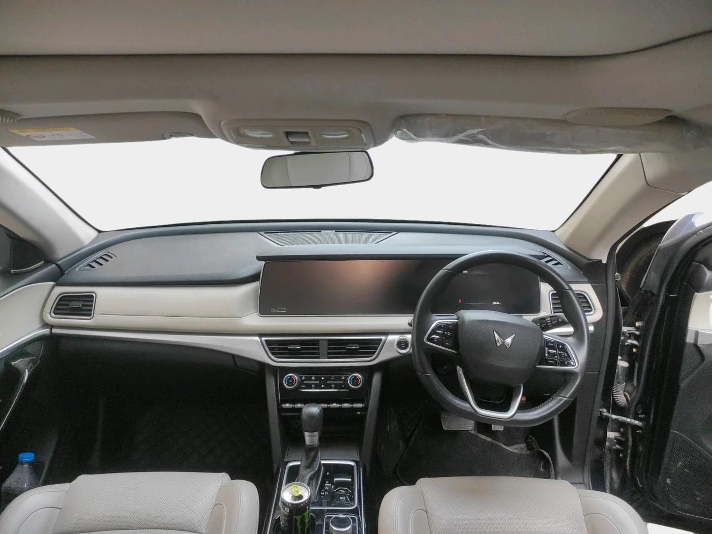 2023 Mahindra XUV700 AX 7 LUXURY P AT 7 STR, Petrol, Automatic, 22,649 km, interior