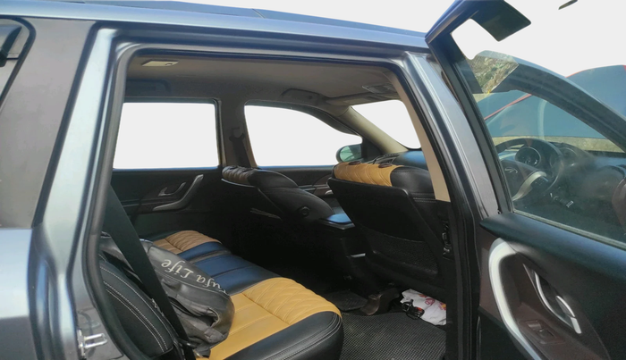 2015 Mahindra XUV500 W6, Diesel, Manual, 1,17,054 km, interior