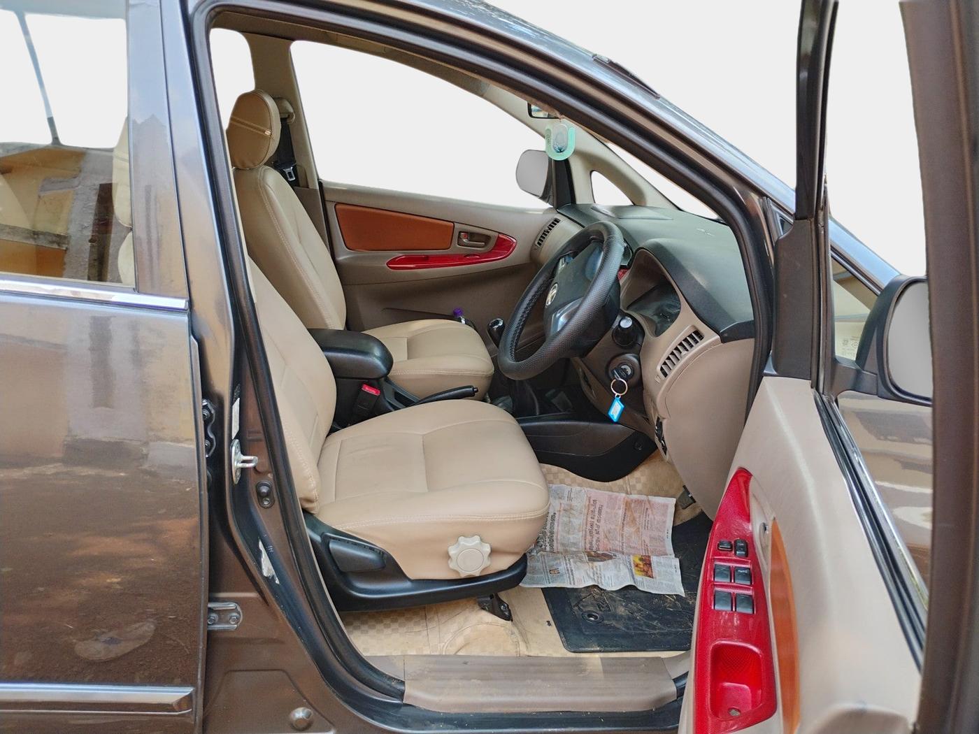 2015 Toyota Innova 2.5 GX 8 STR, Diesel, Manual, 1,33,787 km, interior
