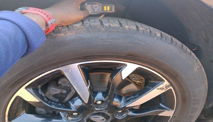 2018 Mahindra XUV500 W11(O), Diesel, Manual, 1,74,681 km, tyre