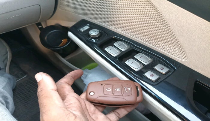 2019 Mahindra XUV300 W8 (O) 1.5 DIESEL, Diesel, Manual, 84,398 km, interior