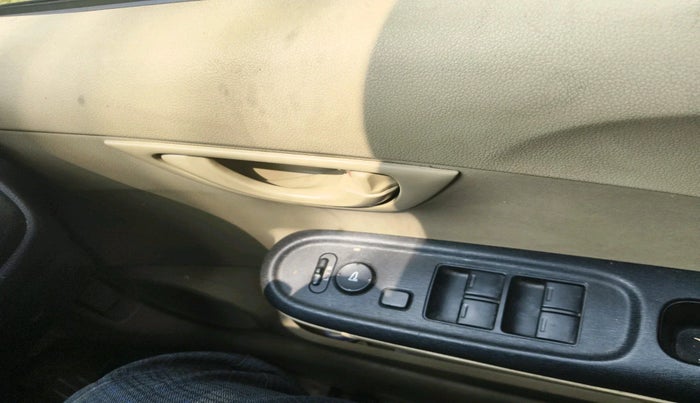 2015 Honda Amaze 1.2L I-VTEC S, Petrol, Manual, 1,51,292 km, interior