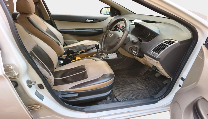 2013 Hyundai i20 MAGNA 1.2, Petrol, Manual, 1,11,955 km, interior