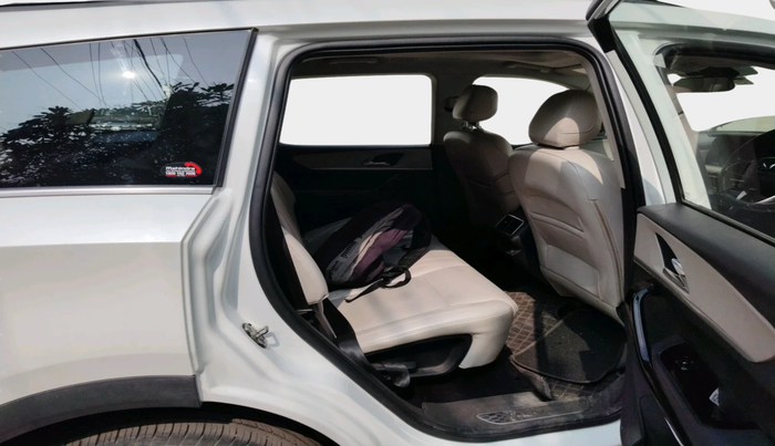 2022 Mahindra XUV700 AX 7 D AT 7 STR, Diesel, Automatic, 40,011 km, interior