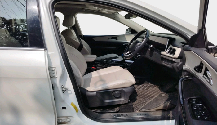 2022 Mahindra XUV700 AX 7 D AT 7 STR, Diesel, Automatic, 40,011 km, interior