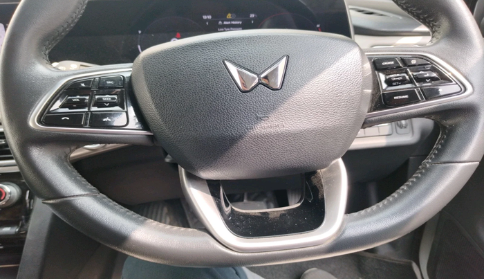 2022 Mahindra XUV700 AX 7 D AT 7 STR, Diesel, Automatic, 40,011 km, interior