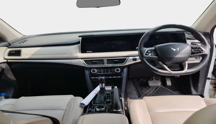 2022 Mahindra XUV700 AX 7 D AT 7 STR, Diesel, Automatic, 40,011 km, interior