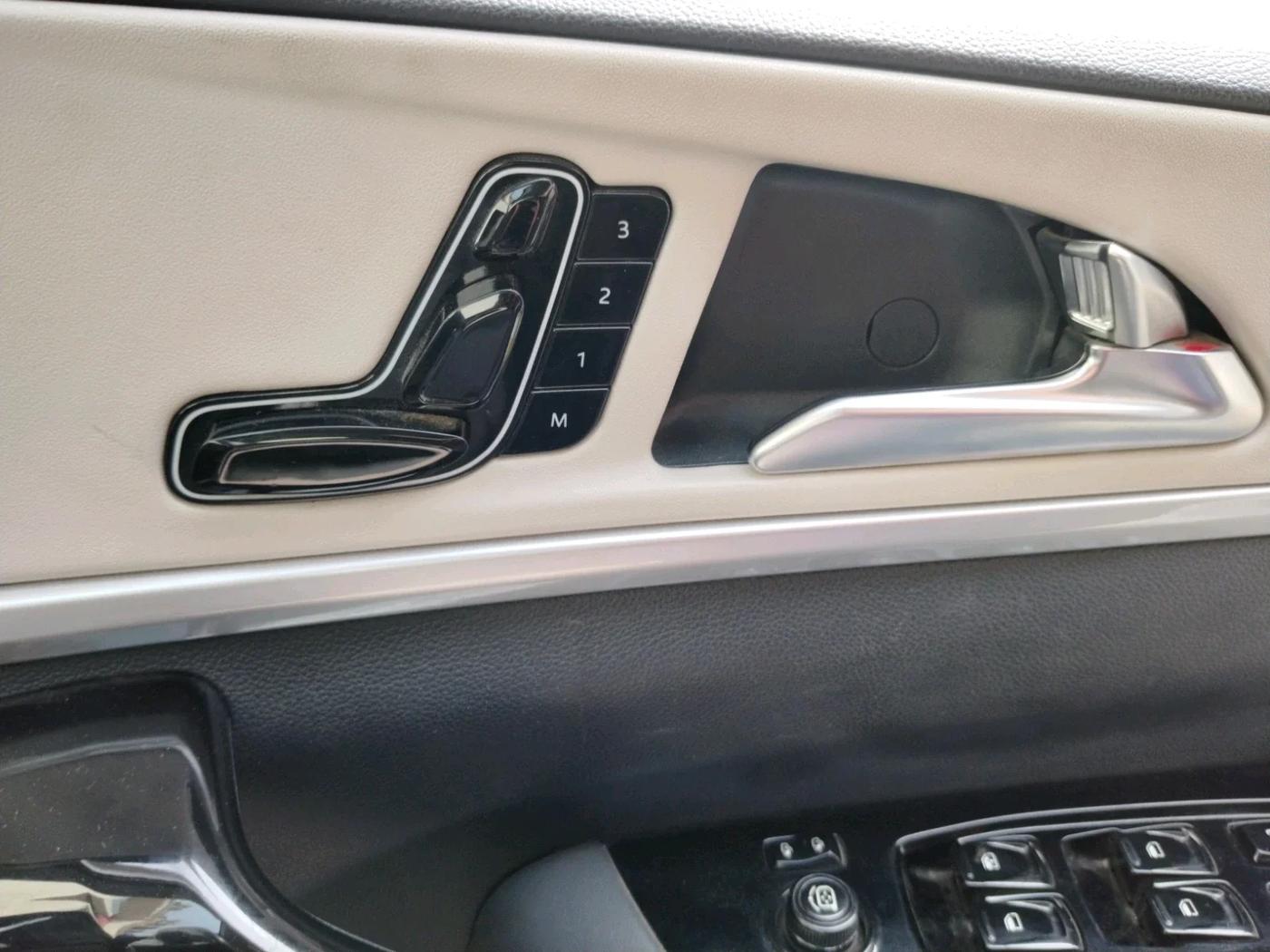 2022 Mahindra XUV700 AX 7 D AT 7 STR, Diesel, Automatic, 40,011 km, interior