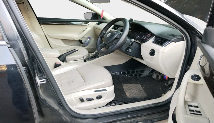 2015 Skoda Octavia ELEGANCE 2.0 TDI AT, Diesel, Automatic, 1,29,686 km, interior