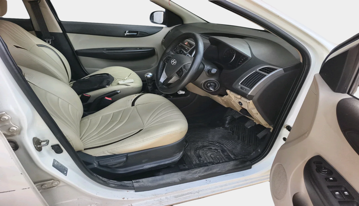 2013 Hyundai i20 SPORTZ 1.2, CNG, Manual, 1,01,605 km, interior