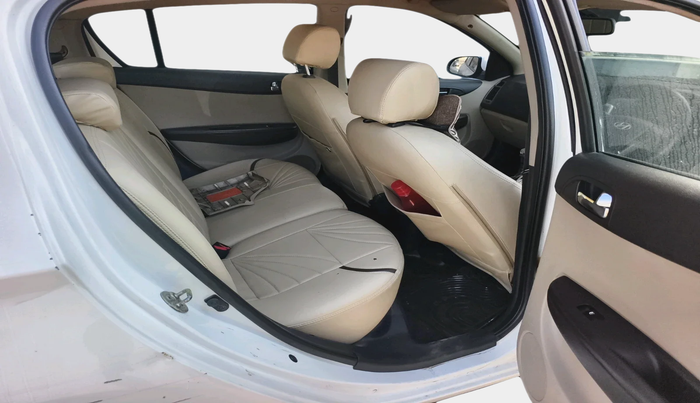 2013 Hyundai i20 SPORTZ 1.2, CNG, Manual, 1,01,605 km, interior