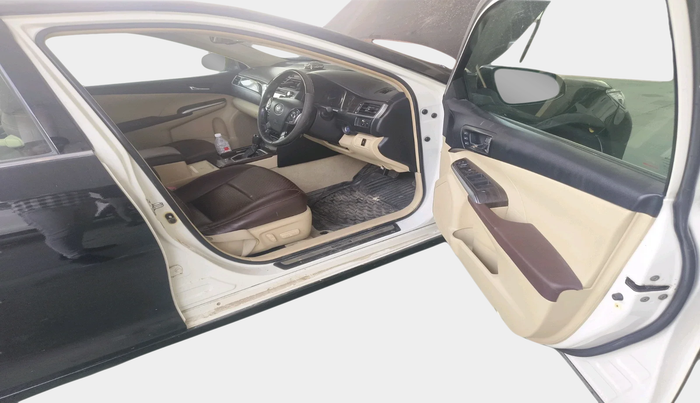 2017 Toyota Camry HYBRID, Hybrid, Automatic, 1,79,259 km, interior