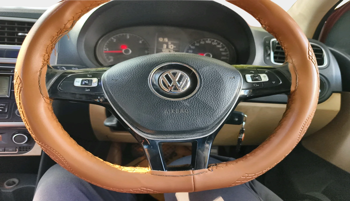 2014 Volkswagen Polo HIGHLINE1.5L, Diesel, Manual, 1,20,073 km, interior