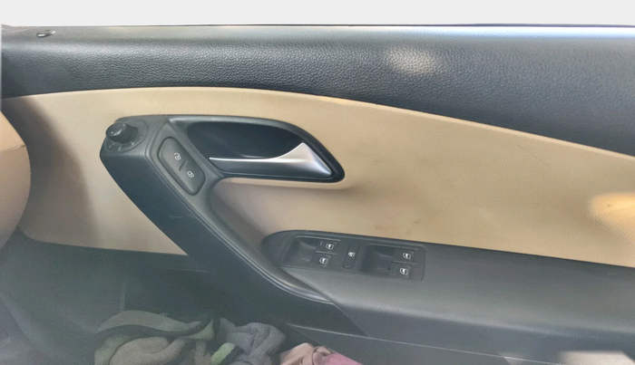 2014 Volkswagen Polo HIGHLINE1.5L, Diesel, Manual, 1,20,073 km, interior