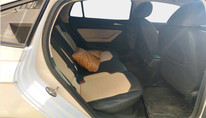 2022 Volkswagen VIRTUS TOPLINE TSI 1.0 AT, Petrol, Automatic, 68,397 km, interior