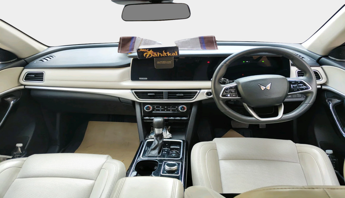 2023 Mahindra XUV700 AX 7 LUXURY D AT 7 STR, Diesel, Automatic, 61,252 km, interior