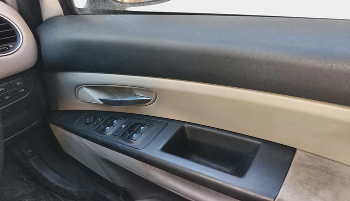 2016 Fiat Grand Punto EMOTION 1.3 90 HP, Diesel, Manual, 1,12,581 km, interior