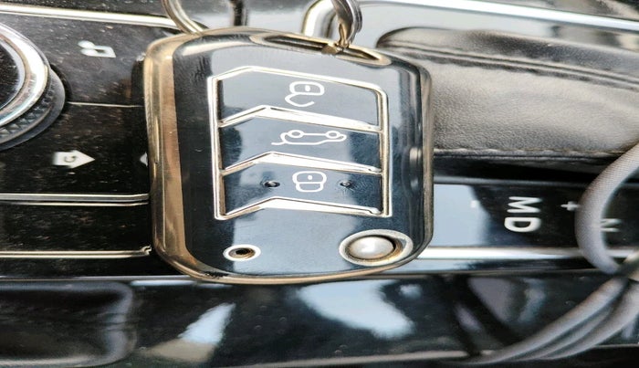 2022 Mahindra XUV700 AX 7 P AT 7 STR, Petrol, Automatic, 59,199 km, interior