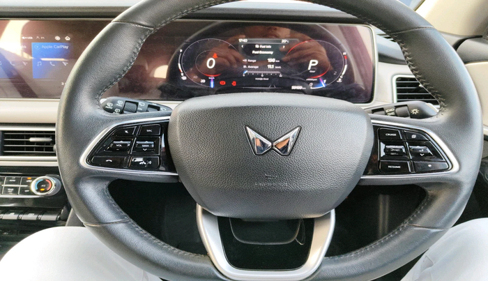 2022 Mahindra XUV700 AX 7 P AT 7 STR, Petrol, Automatic, 59,199 km, interior