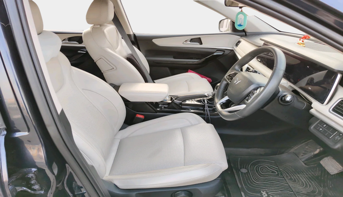 2022 Mahindra XUV700 AX 7 P AT 7 STR, Petrol, Automatic, 59,199 km, interior