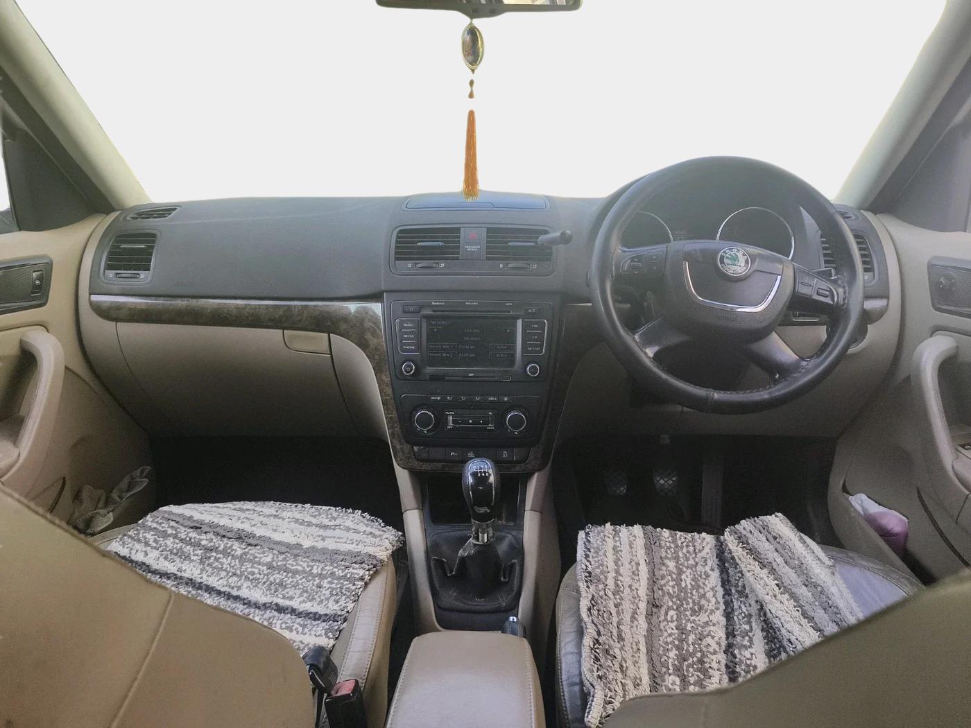 2011 Skoda Yeti ACTIVE 2.0 TDI CR 4X2, Diesel, Manual, 1,06,610 km, interior