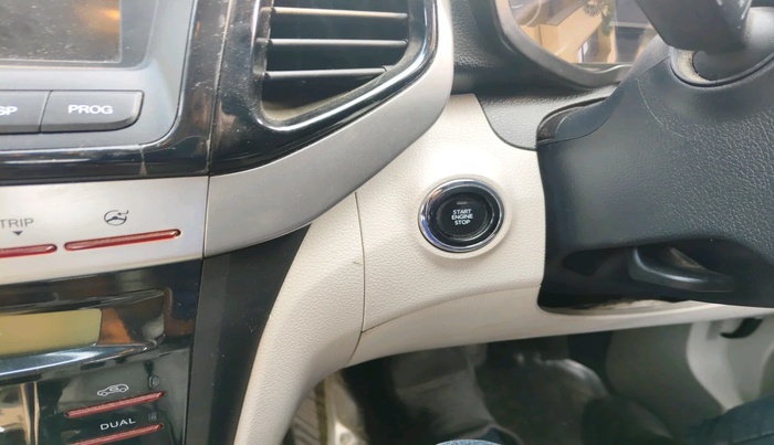 2023 Mahindra XUV300 W8 1.5 DIESEL AMT, Diesel, Automatic, 34,007 km, interior