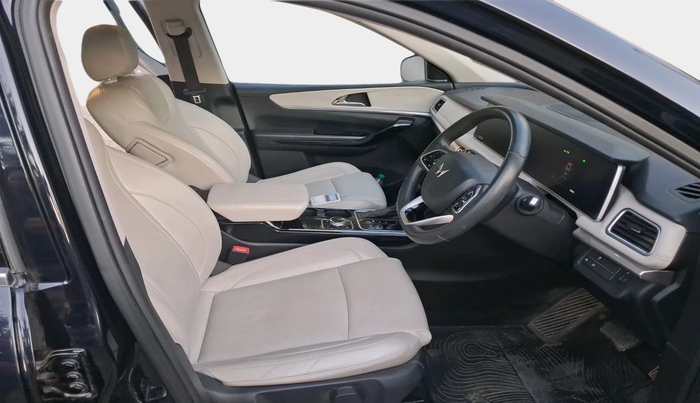 2023 Mahindra XUV700 AX 7 LUXURY D AT 7 STR, Diesel, Automatic, 69,809 km, interior