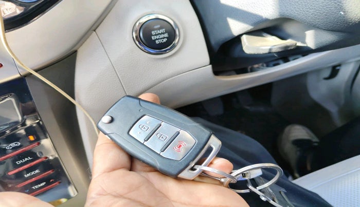 2019 Mahindra XUV300 W8 (O) 1.2 PETROL, Petrol, Manual, 32,984 km, interior