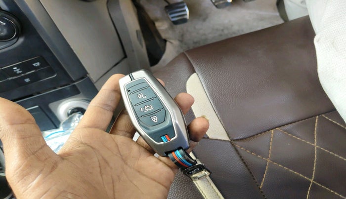 2015 Mahindra XUV500 W10, Diesel, Manual, 1,41,110 km, interior