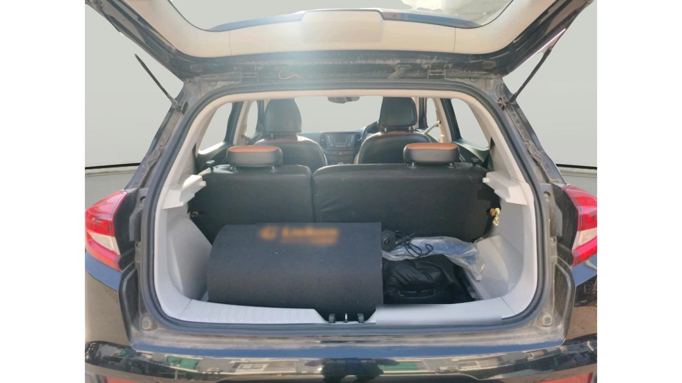 2023 Mahindra XUV300 W6 1.2 PETROL, Petrol, Manual, 23,828 km, exterior