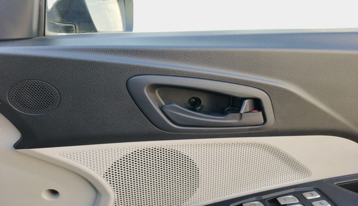 2023 Mahindra XUV300 W6 1.2 PETROL, Petrol, Manual, 23,828 km, interior