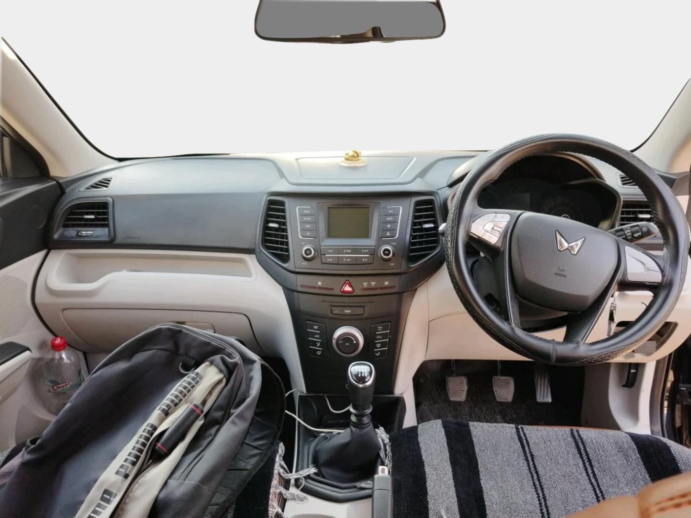 2023 Mahindra XUV300 W6 1.2 PETROL, Petrol, Manual, 23,828 km, interior