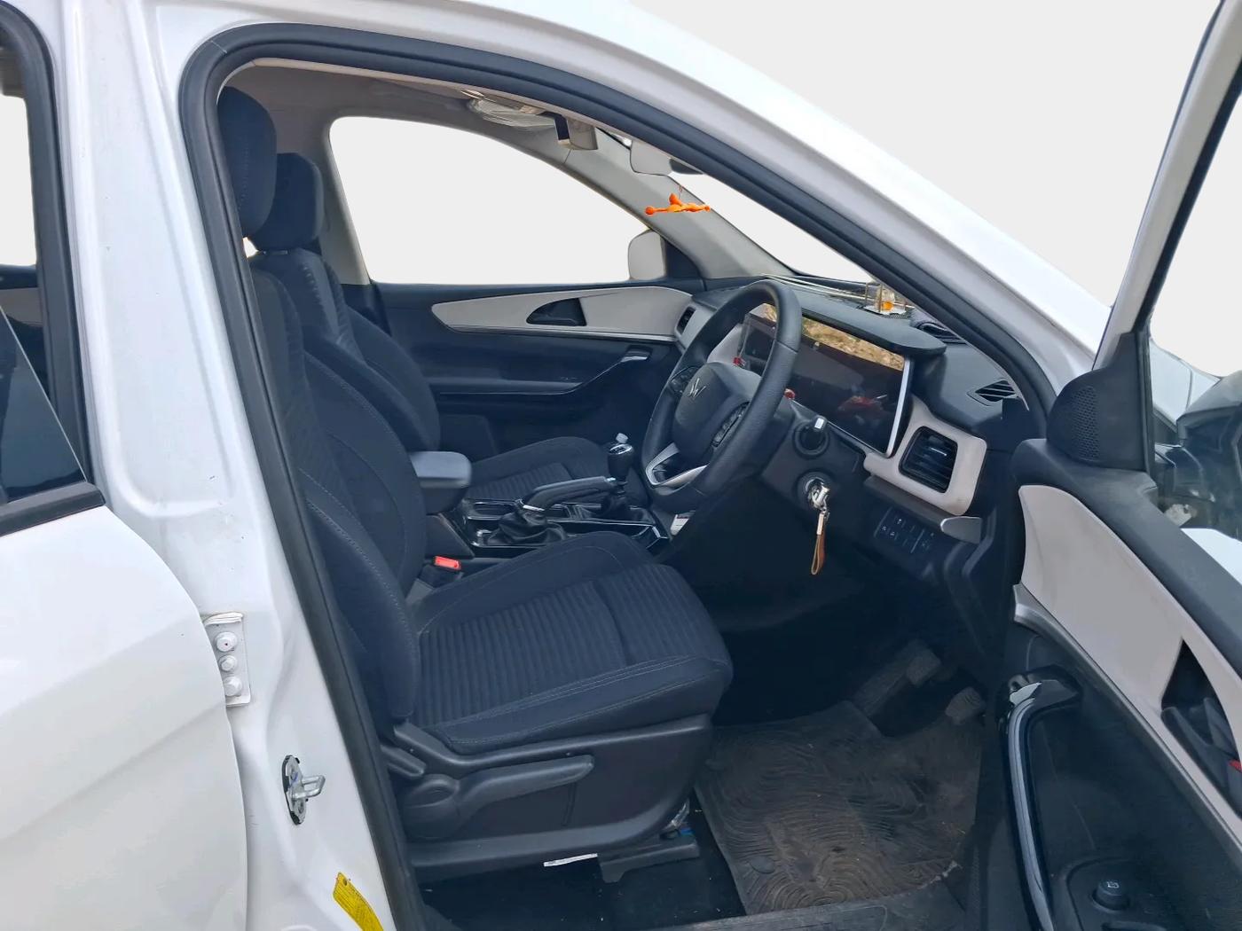 2024 Mahindra XUV700 AX 5 D MT 7 STR, Diesel, Manual, 20,169 km, interior