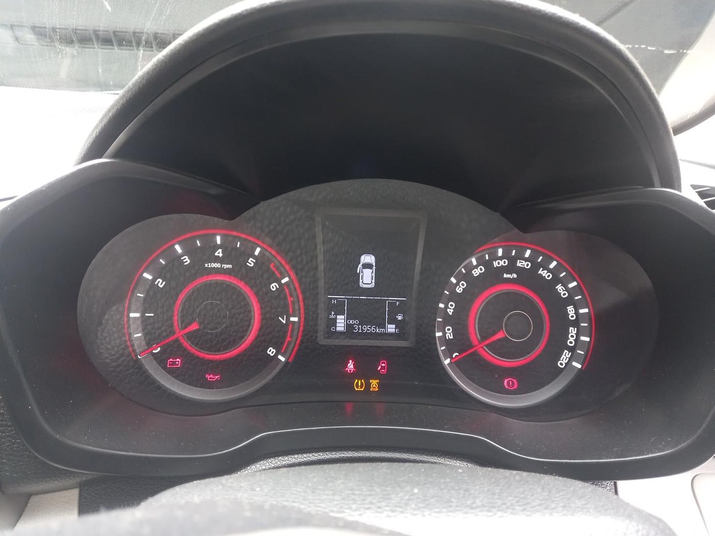 2022 Mahindra XUV300 W8 (O) 1.2 PETROL, Petrol, Manual, 31,956 km, interior