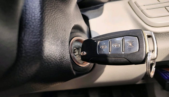 2020 Mahindra XUV300 W6 1.5 DIESEL, Diesel, Manual, 1,25,122 km, interior