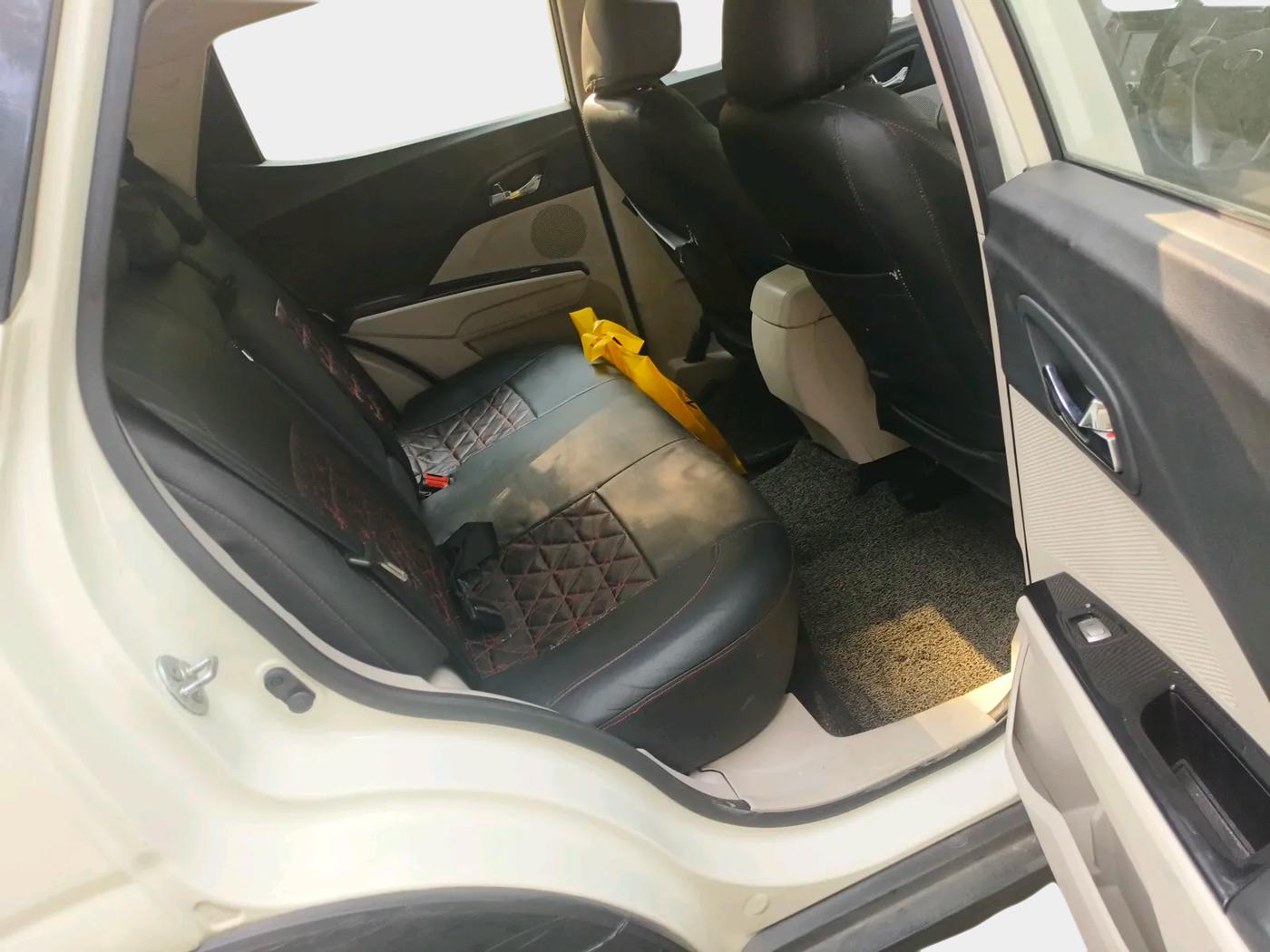 2022 Mahindra XUV300 W8 1.5 DIESEL, Diesel, Manual, 47,100 km, interior