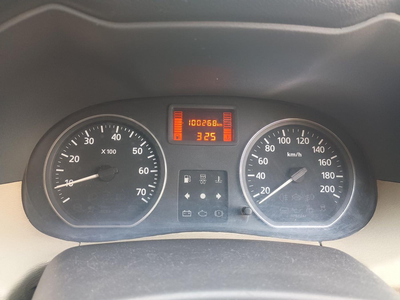2015 Nissan Terrano XV D THP 110 PS, Diesel, Manual, 1,00,268 km, interior