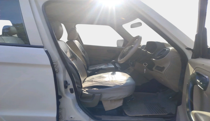 2016 Mahindra TUV300 T6, Diesel, Manual, 2,09,272 km, interior