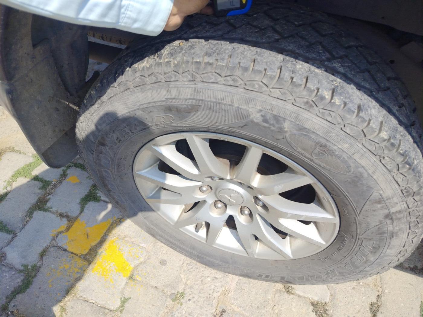 2015 Mitsubishi Pajero Sport 2.5 MT 4X4, Diesel, Manual, 2,44,917 km, tyre
